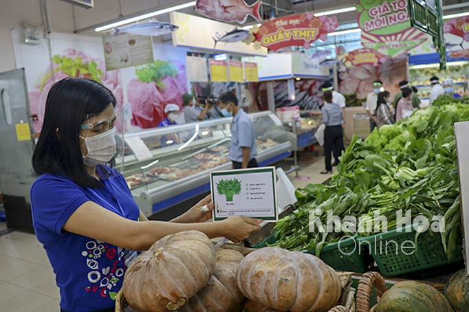 Siêu thị Co.opMart Cam Ranh đáp ứng nhu yếu phẩm của người dân khi thực hiện Chỉ thị 16.