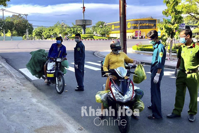 Khẩn trương tầm soát cộng đồng 4 phường trung tâm TP. Cam Ranh