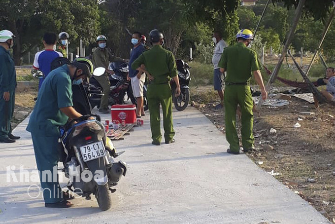 Lực lượng chức năng xử lý một trường hợp tụ tập ăn nhậu khi thành phố đang thực hiện chỉ thị 16