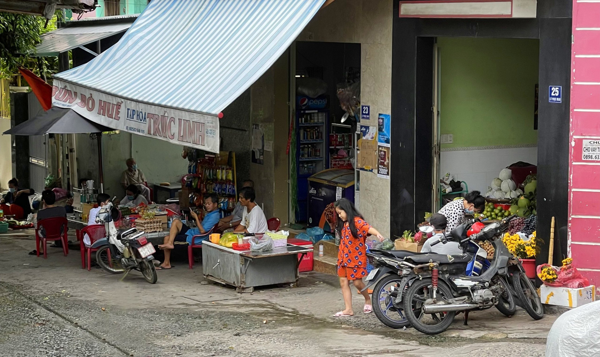 Một số người dân ở phường Vĩnh Phước vẫn buôn bán trong thời gian thành phố Nha Trang đang thực hiện giãn cách xã hội theo Chỉ thị 16 (Ảnh chụp ngày 24-7)