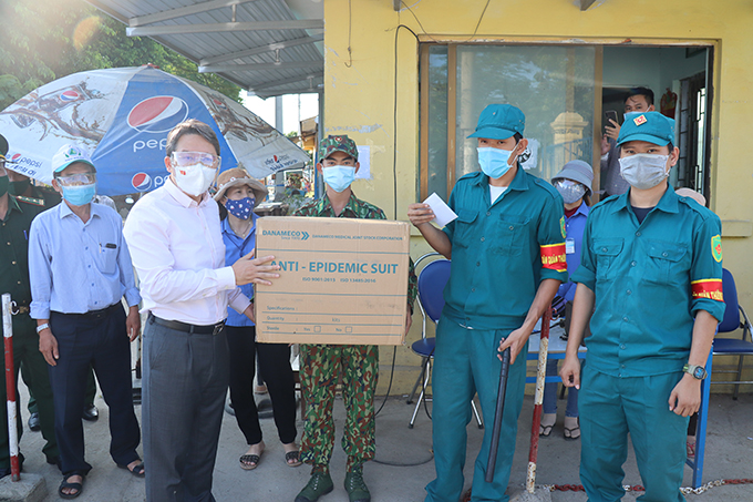 Bí thư Nguyễn Hải Ninh thăm và tặng quà cho Trạm kiểm soát Cam Thịnh Đông