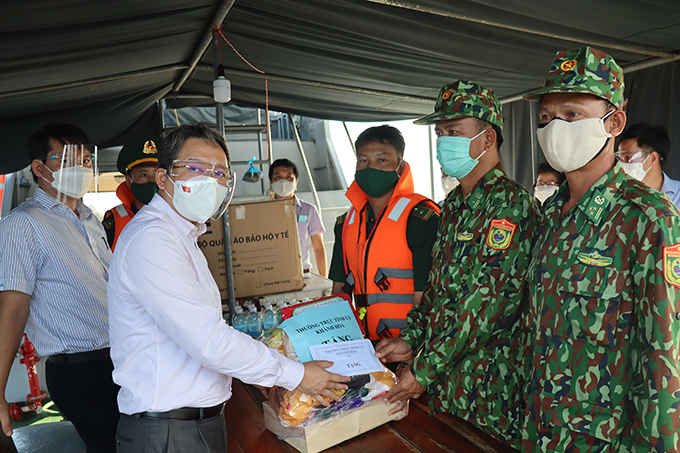 Bí thư Nguyễn Hải Ninh thăm và động viên Tổ kiểm soát dịch bệnh trên biển thuộc Bộ đội biên phòng Cam Ranh