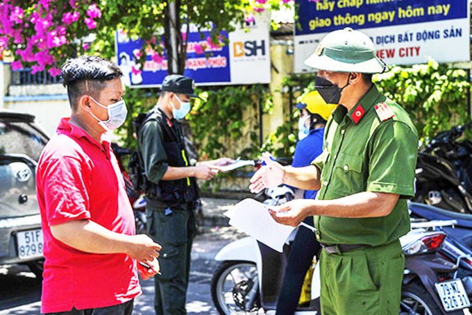 Lực lượng  chức năng  giải thích  các quy định phòng,  chống dịch  cho người dân.