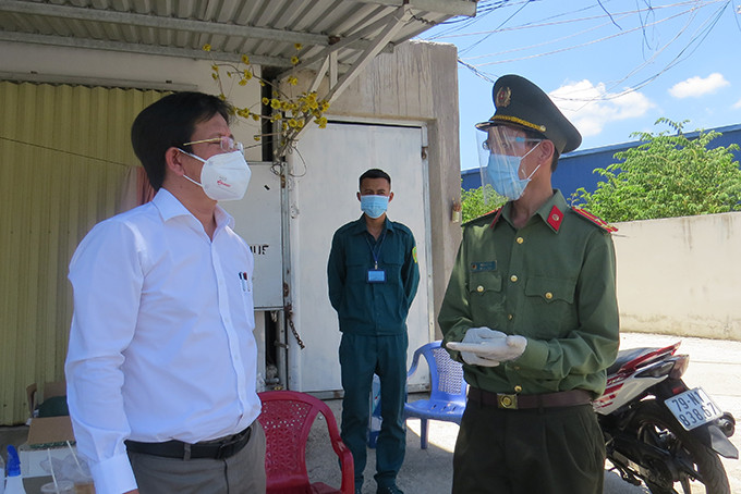 Ông Hồ Văn Mừng thăm  và kiểm tra công tác kiểm soát người qua lại tại chốt thôn Phước Trung, xã Phước Đồng