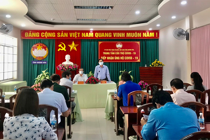 Ông Nguyễn Tấn Tuân - Chủ tịch UBND tỉnh làm việc với Trung tâm Cứu trợ Covid-19 tỉnh