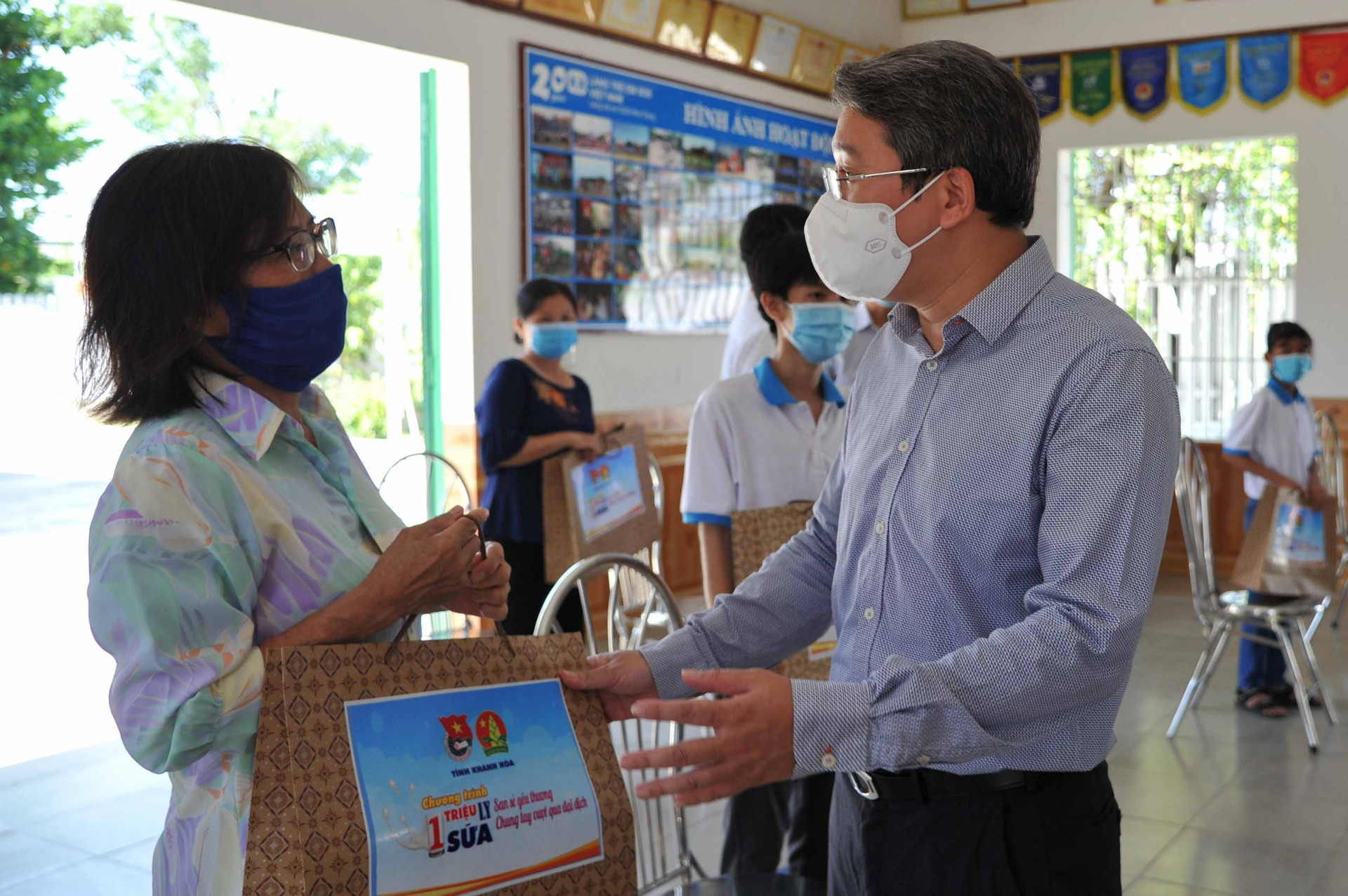 Trao quà cho các mẹ dì công tác tại Làng Trẻ em SOS Nha Trang