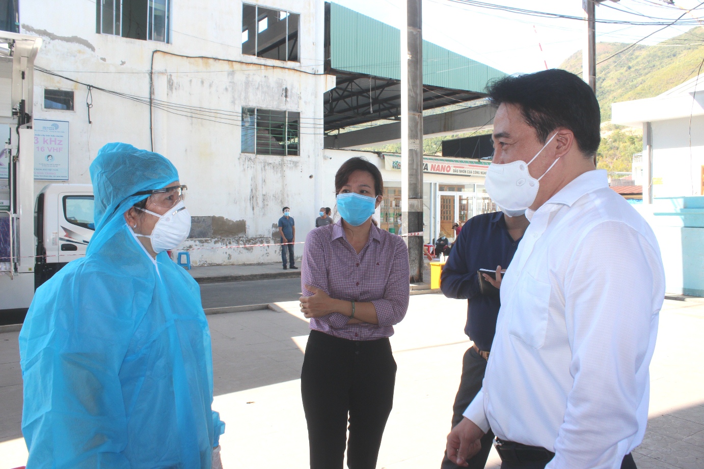 Ông Nguyễn Khắc Toàn kiểm tra công tác tiêm vắc xin phòng Covid-19 cho người dân