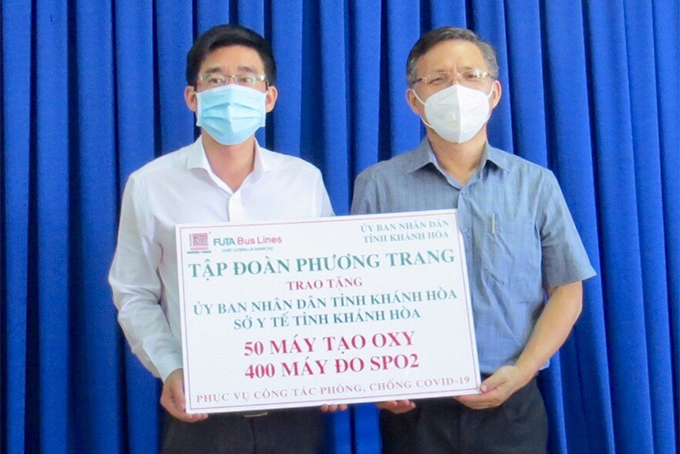 Đại diện Chi nhánh Phương Trang Nha Trang trao tặng trang thiết bị y tế cho Sở Y tế tỉnh Khánh Hoà