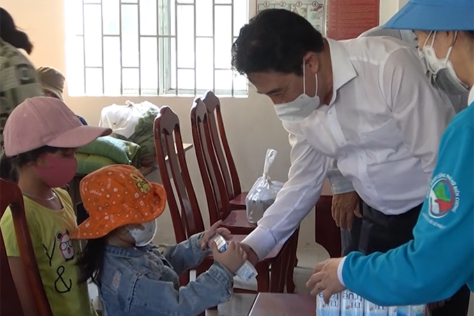 Lãnh đạo tỉnh thăm, tặng quà cho người dân có hoàn cảnh khó khăn ở TP. Nha Trang