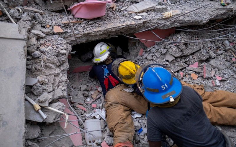 Lực lượng cứu hỏa Haiti tìm kiếm nạn nhân bị vùi lấp trong một khách sạn bị sập tại Les Cayes. (Ảnh: Reuters)