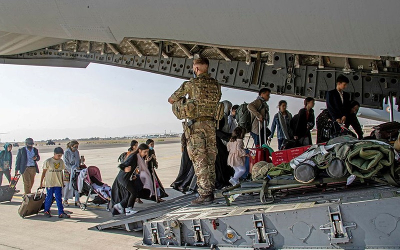 Máy bay quân sự chở công dân Anh và công dân hai quốc tịch sống tại Afghanistan rời khỏi sân bay Kabul, ngày 16/8. (Ảnh: Reuters)