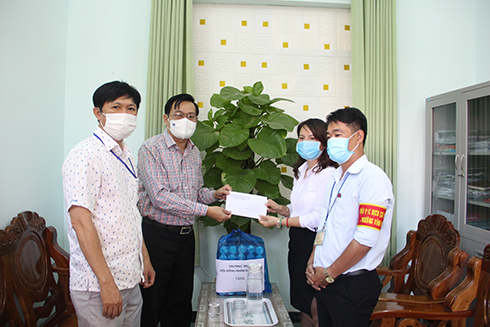 Ông Trần Mạnh Dũng trao số tiền hỗ trợ các lực lượng chốt phòng chống dịch Covid-19 tại phường Vĩnh Hòa