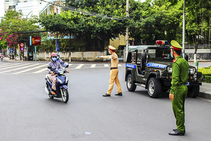 Lực lượng Công an TP. Nha Trang thực hiện kiểm soát người tham gia giao thông.