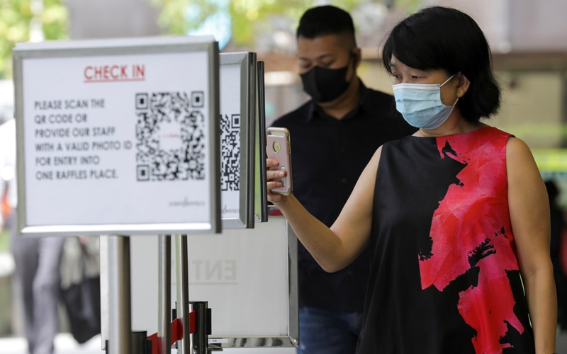 Quét QR code để vào một trung tâm thương mại tại Singapore. (Ảnh: Reuters)