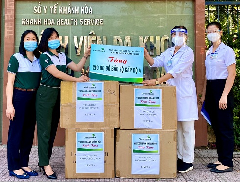 Đại diện Ngân hàng Vietcombank Chi nhánh Khánh Hòa trao 200 bộ đồ bảo hộ cấp 4 cho đại diện Bệnh viện Đa khoa tỉnh Khánh Hòa.