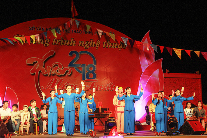 Các nghệ sĩ của Nhà hát Nghệ thuật truyền thống tỉnh tái hiện hội chơi bài chòi dân gian. (Ảnh chụp trước tháng 5-2021)