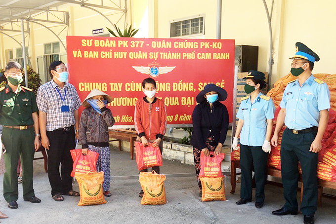 Tặng 300 suất quà cho người dân TP. Cam Ranh