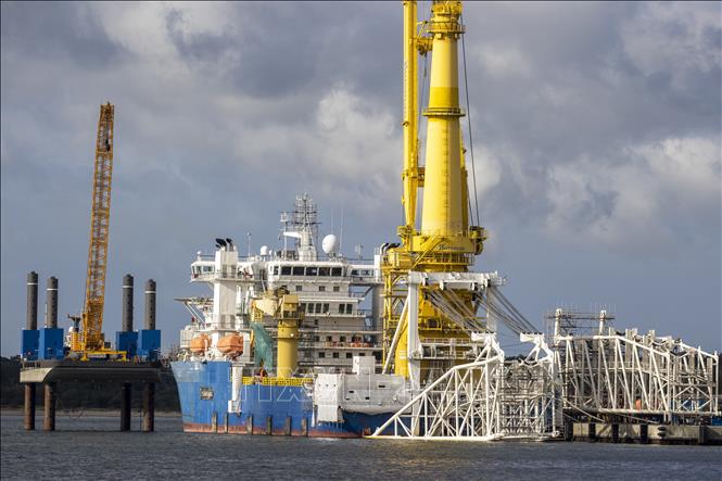 Tàu Akademik Cherskiy của Nga tham gia lắp đặt đường ống dẫn khí đốt của dự án  "Dòng chảy phương Bắc 2 " neo tại cảng Mukran, gần Sassnitz, Đông Bắc Đức ngày 7/9/2020. Ảnh: AFP/TTXVN
