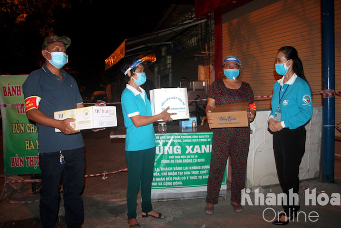 Khanh Hoa Women's Union offering gifts to people on duty at  "green zone " security point in Vinh Nguyen Ward, Nha Trang…