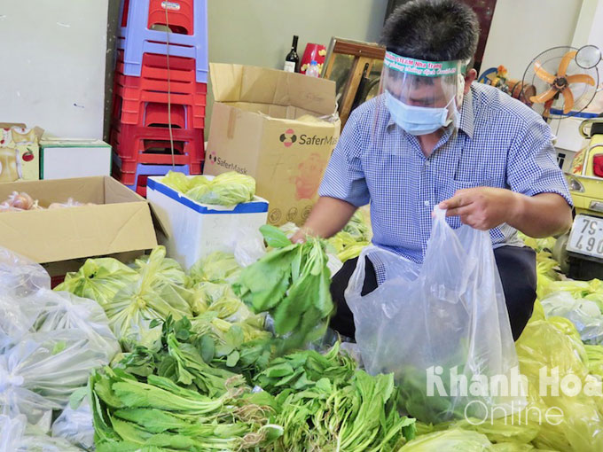 Many volunteer groups have coordinated with localities to give vegetables to poor people