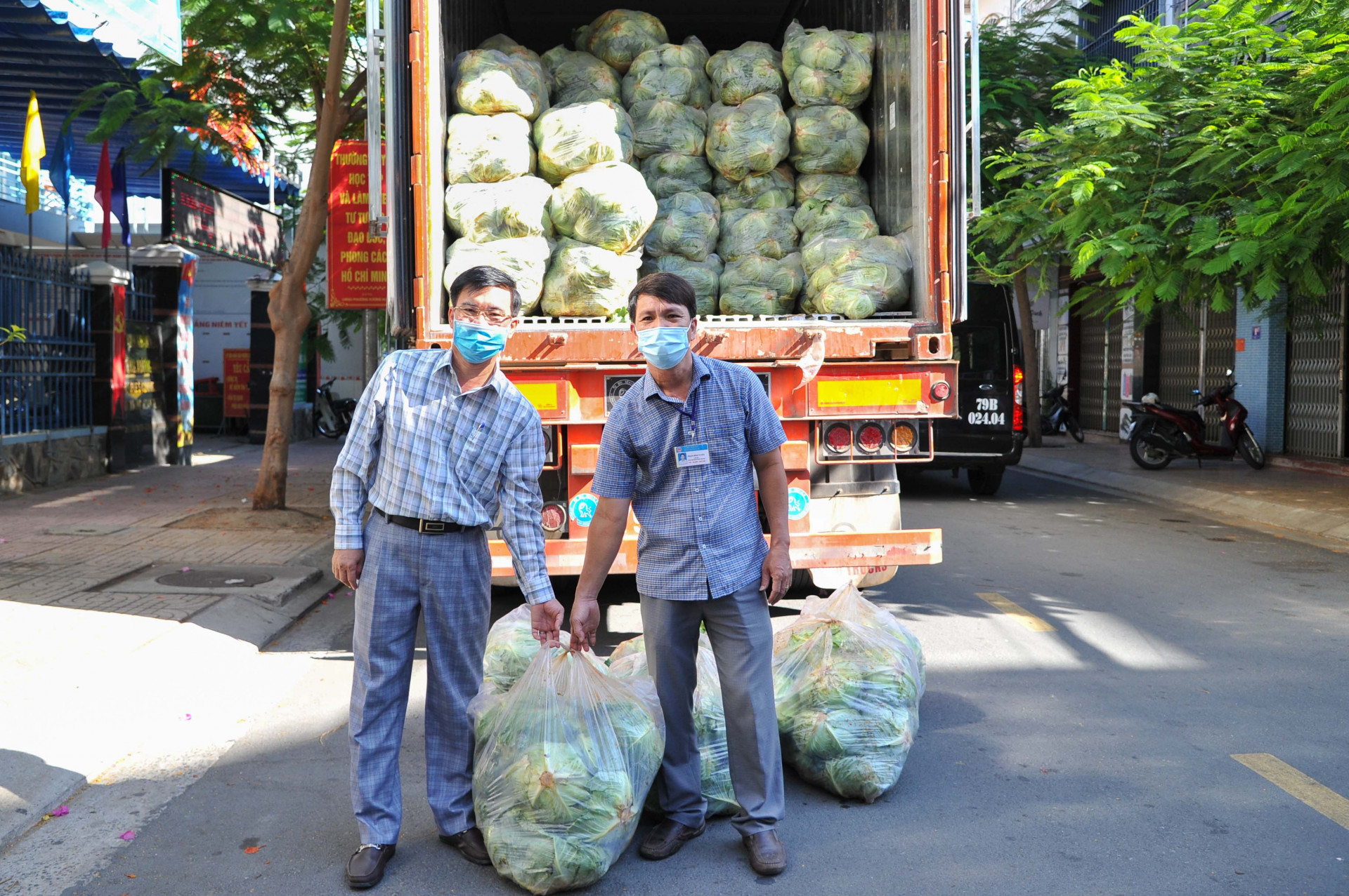 Bàn giao nông sản cho phường Xương Huân (TP. Nha Trang)