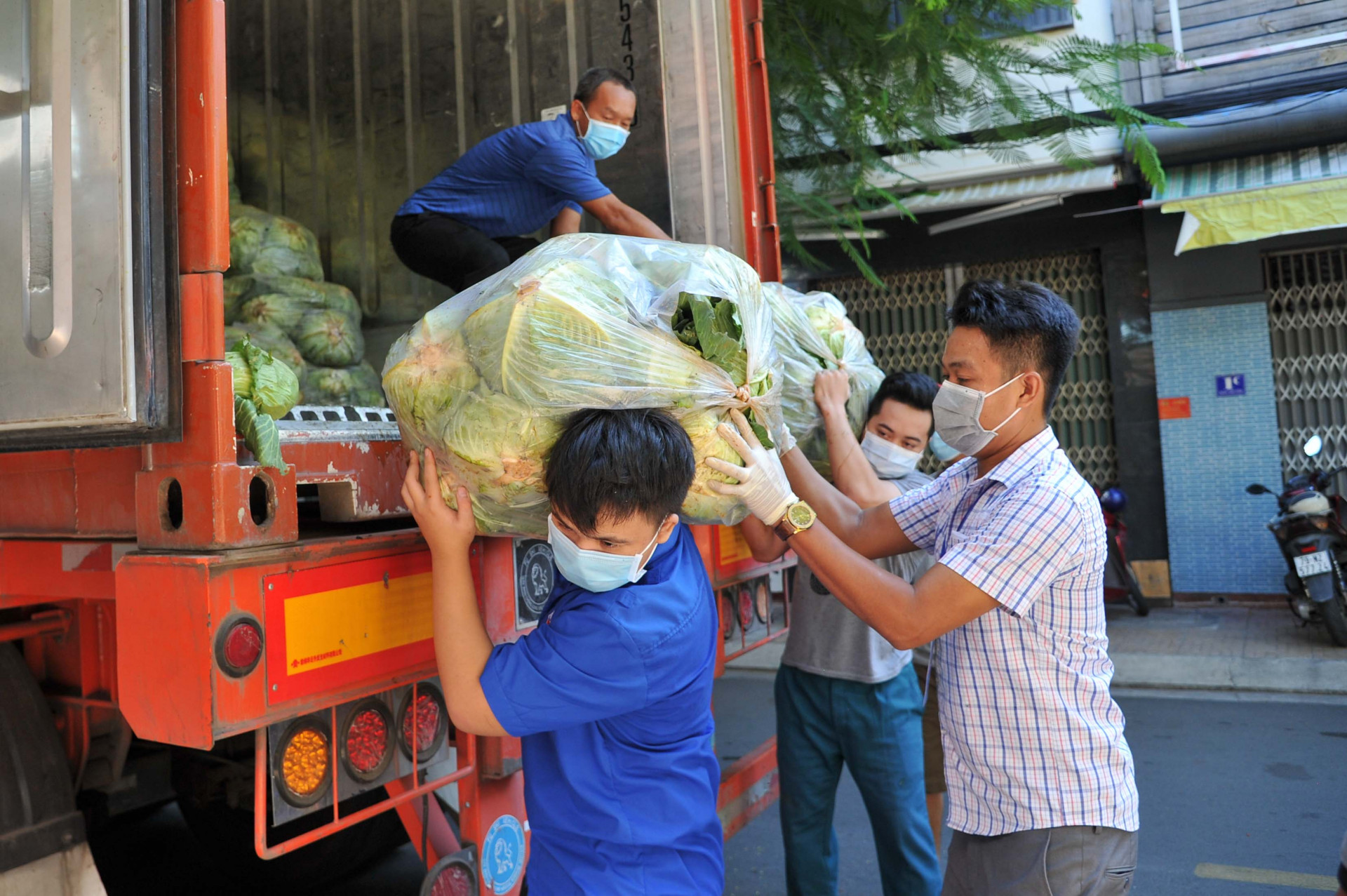 Nông sản được doanh nghiệp vận chuyển trực tiếp về các địa phương để hỗ trợ kịp thời người dân khó khăn