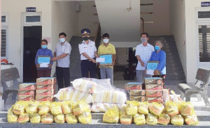 Hải đoàn Cảnh sát biển 32 và Ban Dân vận Tỉnh ủy Khánh Hòa tặng quà hỗ trợ 100 gia đình khó khăn do ảnh hưởng bởi dịch Covid-19