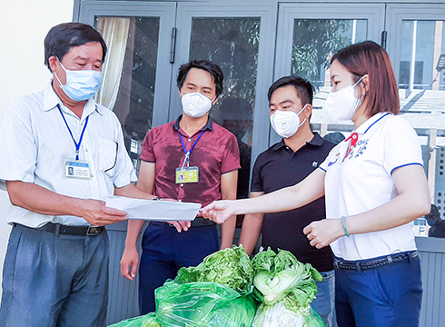 Trao quà hỗ trợ cho hội viên, nông dân phường Vĩnh Nguyên