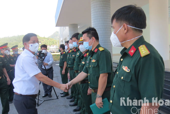 Ông Nguyễn Tấn Tuân động viên tinh thần các chiến sĩ làm việc tại Bệnh viện Dã chiến truyền nhiễm số 4