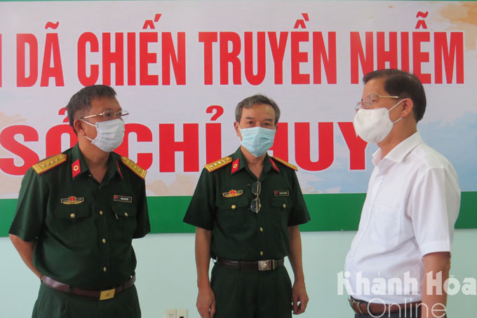 Ông Nguyễn Tấn Tuân trao đổi tìm hiểu về công tác điều trị tại Bệnh viện truyền nhiễm số 4.