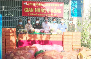 Bộ Chỉ huy Quân sự tỉnh Khánh Hòa tặng quà hỗ trợ người dân khó khăn ở TP. Nha Trang