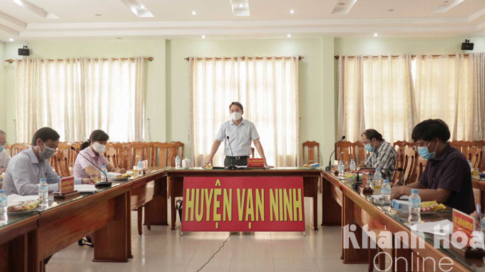Ông Nguyễn Hải Ninh chỉ đạo tạo cuộc họp với lãnh đạo huyện Vạn Ninh.
