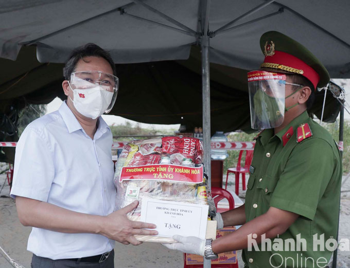 Ông Nguyễn Hải Ninh tặng quà động viên cán bộ, chiến sĩ tại chốt kiểm soát đường Quốc lộ 1 đi Đầm Môn (xã Vạn Thọ).