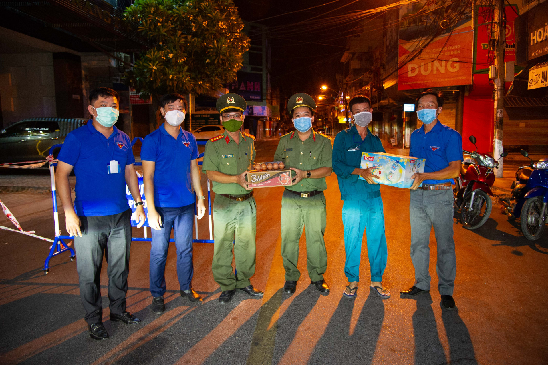 Tặng quà động viên lực lượng trực chốt trên đường Phan Bội Châu (TP. Nha Trang)