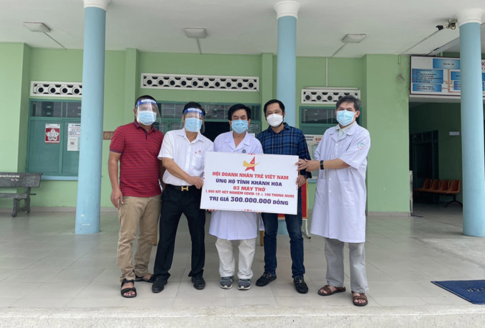 Lãnh đạo Bệnh viện Nhiệt đới Khánh Hòa nhận quà tặng từ Hội Doanh nhân trẻ Khánh Hòa