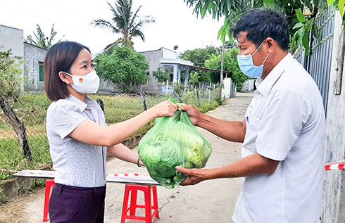 Trao hỗ trợ tại Cam Thịnh Đông, Cam Ranh