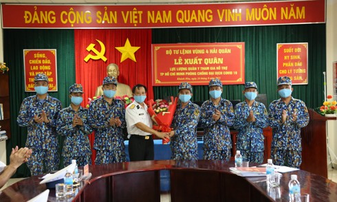 Lãnh đạo Bộ Tư lệnh Vùng 4 Hải quân tặng hoa, động viên đoàn công tác trước lúc lên đường làm nhiệm vụ.