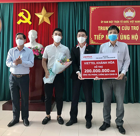 2. Đại diện Công ty Viễn thông quân đội - chi nhánh Viettel Khánh Hòa trao bảng tượng trưng hỗ trợ công tác phòng, chống dịch Covid-19 cho tỉnh.