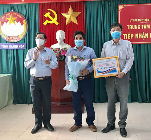 7. Đại diện Trường Cao đẳng Kỹ thuật Công nghệ Nha Trang trao bảng tượng trưng hỗ trợ công tác phòng, chống dịch Covid-19 cho tỉnh.