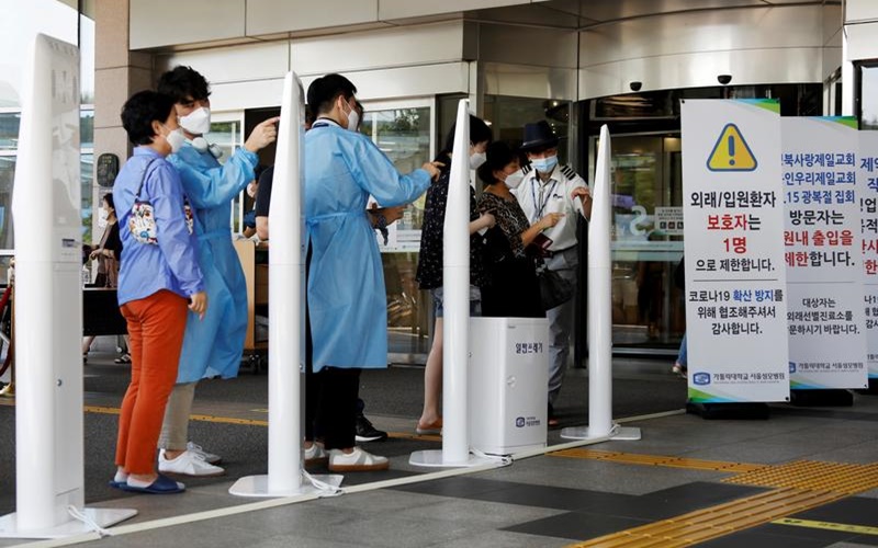 Khách vào một bệnh viện tại Seoul phải điền mẫu khai báo y tế. (Ảnh: Reuters)