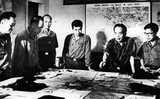 Hình ảnh Đại tướng Võ Nguyên Giáp họp bàn cùng các đồng chí trong Quân ủy Trung ương  được giới thiệu tại triển lãm trực tuyến.