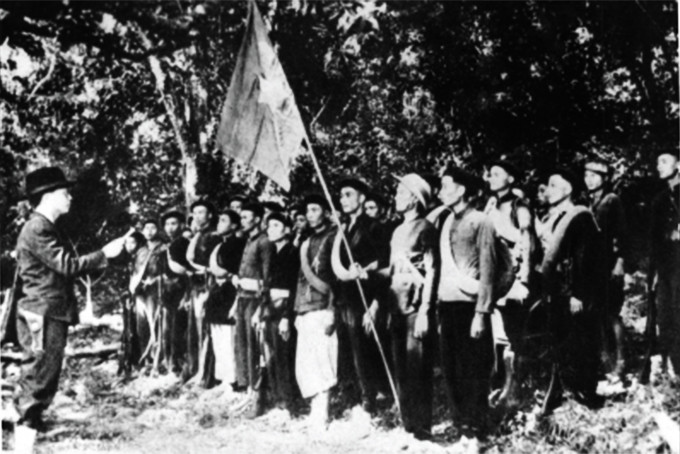 Hình ảnh Đại tướng Võ Nguyên Giáp trong buổi thành lập Đội Việt Nam tuyên truyền giải phóng quân được giới thiệu tại triển lãm trực tuyến.