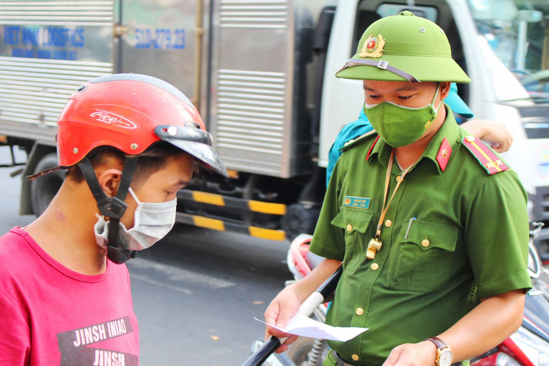 Công an TP. Nha Trang kiểm tra giấy tờ qua chốt kiểm soát của người đi đường, ảnh: Lê Bá Khánh