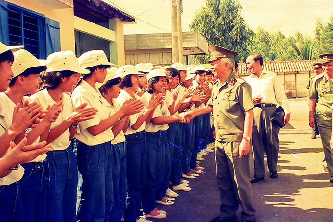 Đại tướng Võ Nguyên Giáp thăm hỏi công nhân nhà máy thuốc lá Khatoco năm 1994. Ảnh: Nguyễn Viết Thái