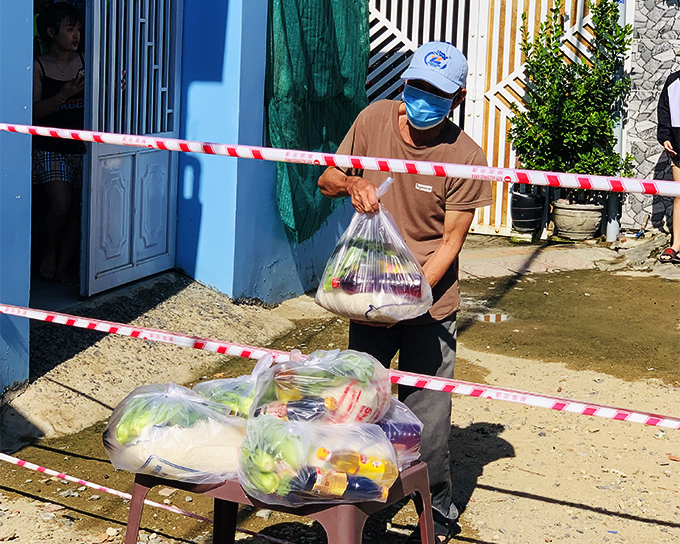 Hỗ trợ cho các hộ dân trong các khu phong tỏa