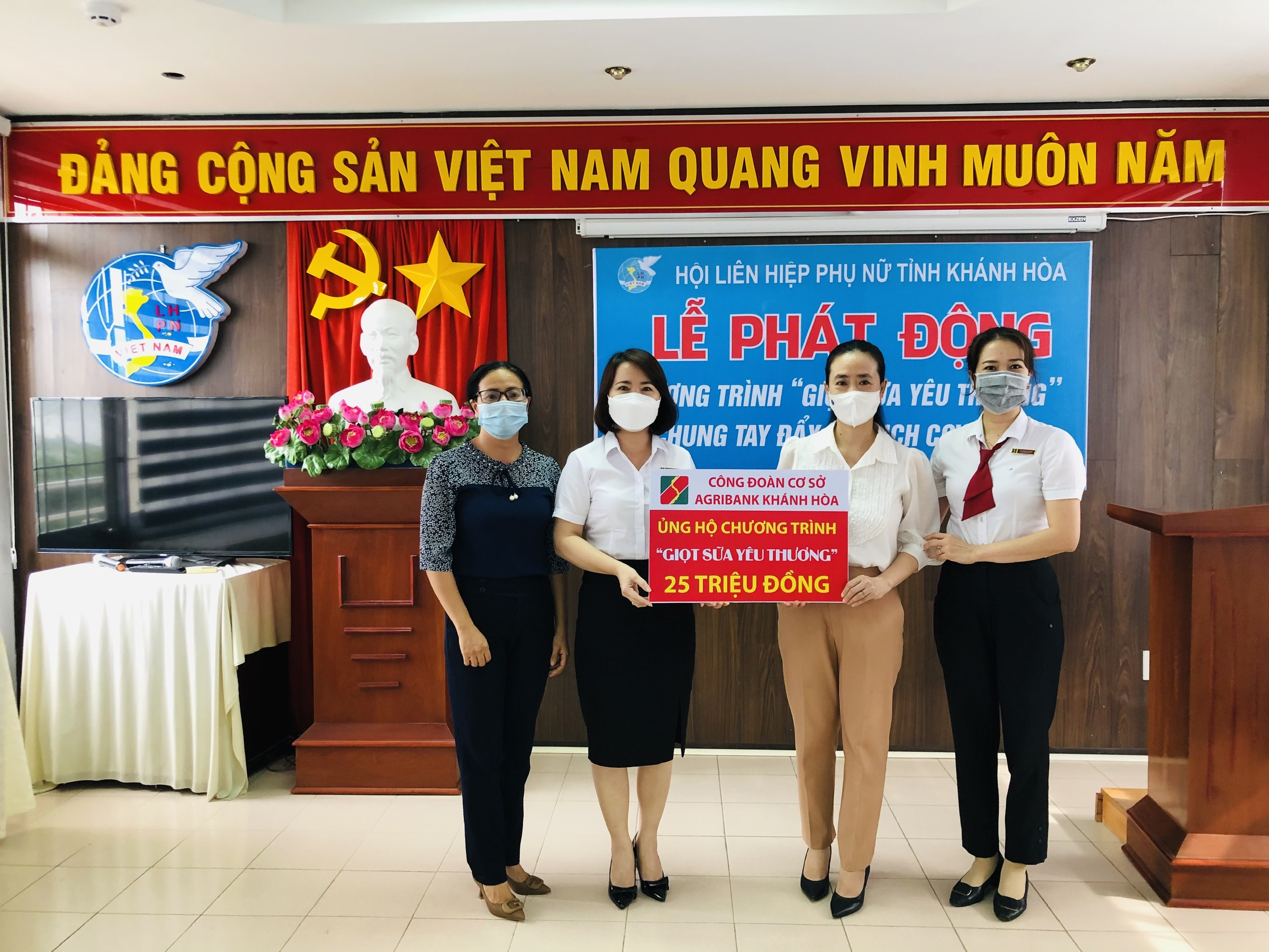 Hội Liên hiệp Phụ nữ tỉnh Khánh Hòa tiếp nhận 25 triệu đồng cho chương trình "Giọt sữa yêu thương"