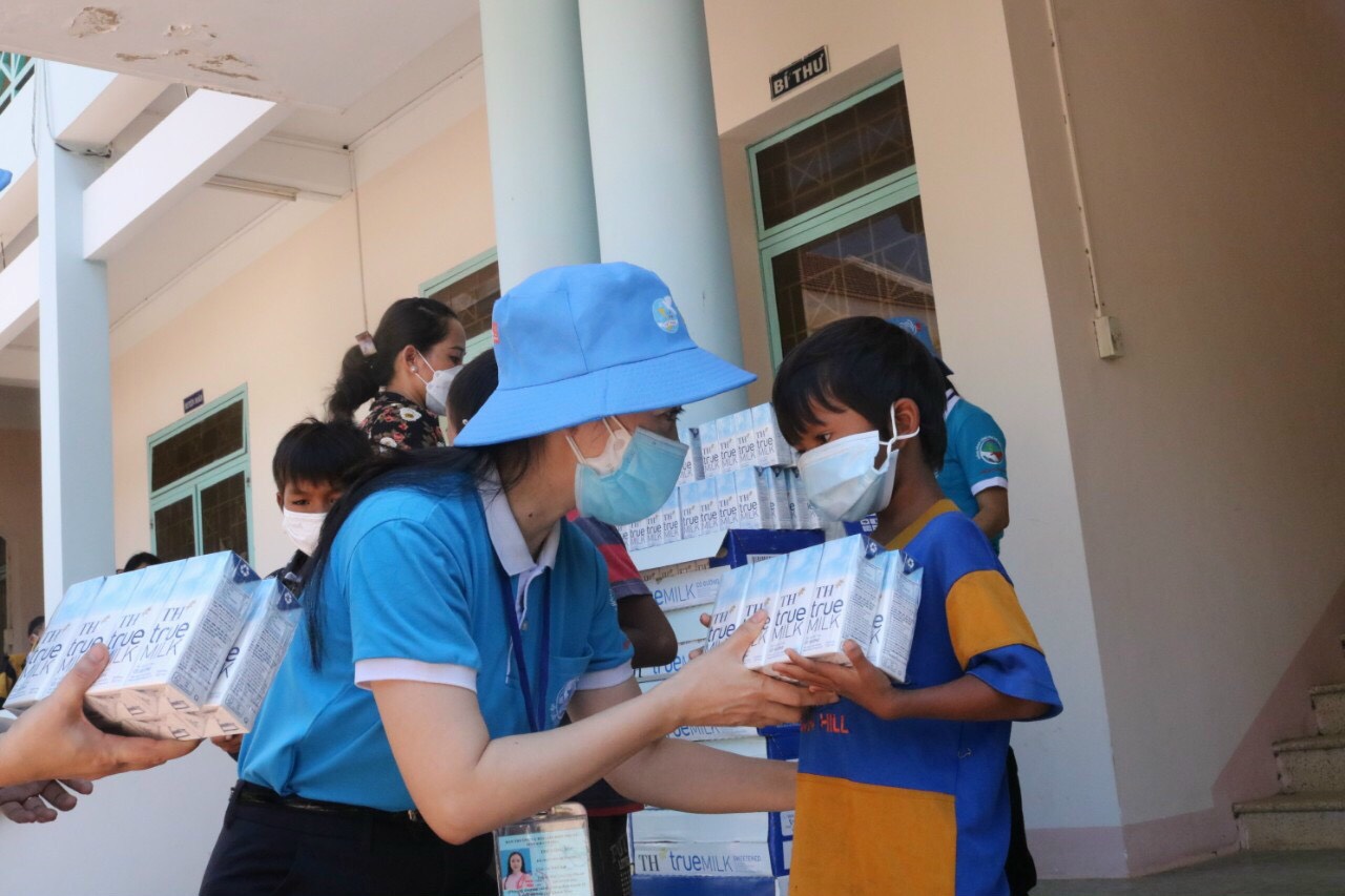 Lãnh đạo Hồi LHPN tỉnh trao sữa cho các em nhỏ huyện Khánh Sơn.