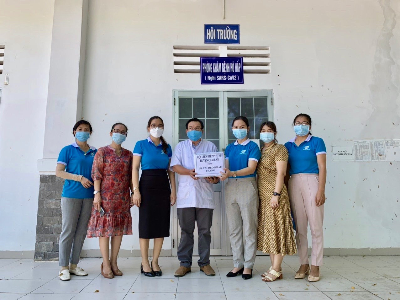 Hội LHPN huyện Cam Lâm trao 200 tai đeo khẩu trang đến các y, bác sĩ bệnh viện dã chiến huyện Cam Lâm.