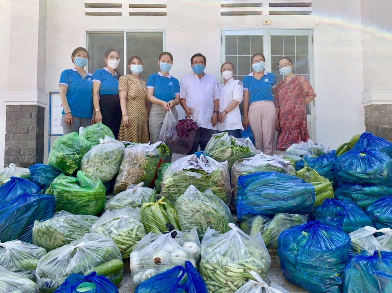 Trao rau củ cho bệnh viện dã chiến huyện Cam Lâm