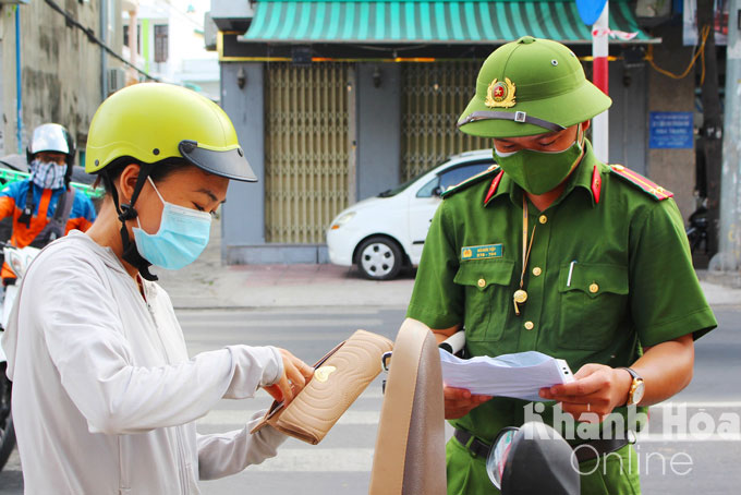 Công an TP. Nha Trang kiểm tra giấy tờ của người đi đường, Ảnh: Bá Khánh